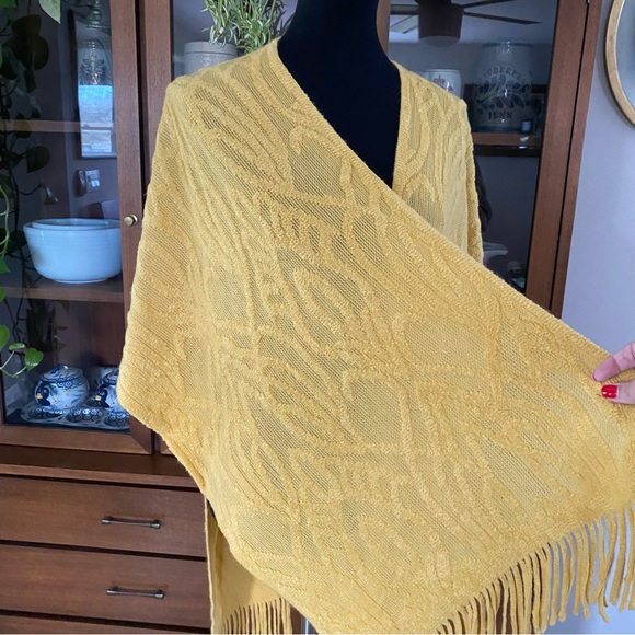 Do everything in Love Brand Open Knit Kimono with Fringe Tassels - Picture 3 of 9